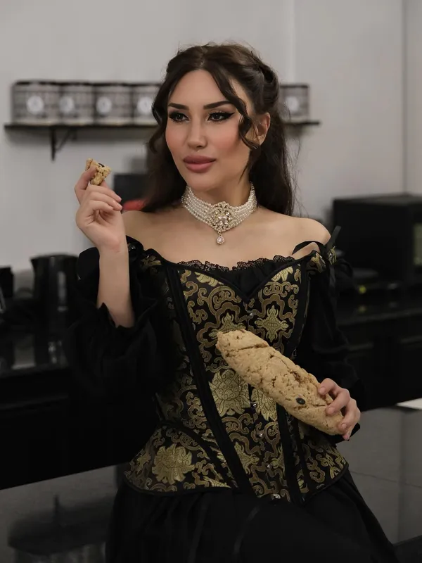 Elinde taze ekmek tutan, 1800'lerin elbisesini giymiş kadın