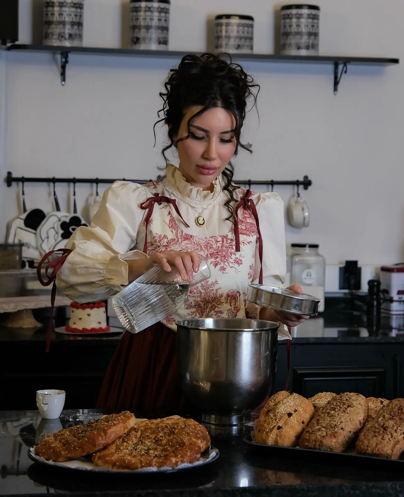 Nostaljik fırında pişen glutensiz ekmek ve Mily in Patisserie'nin vintage atmosferi