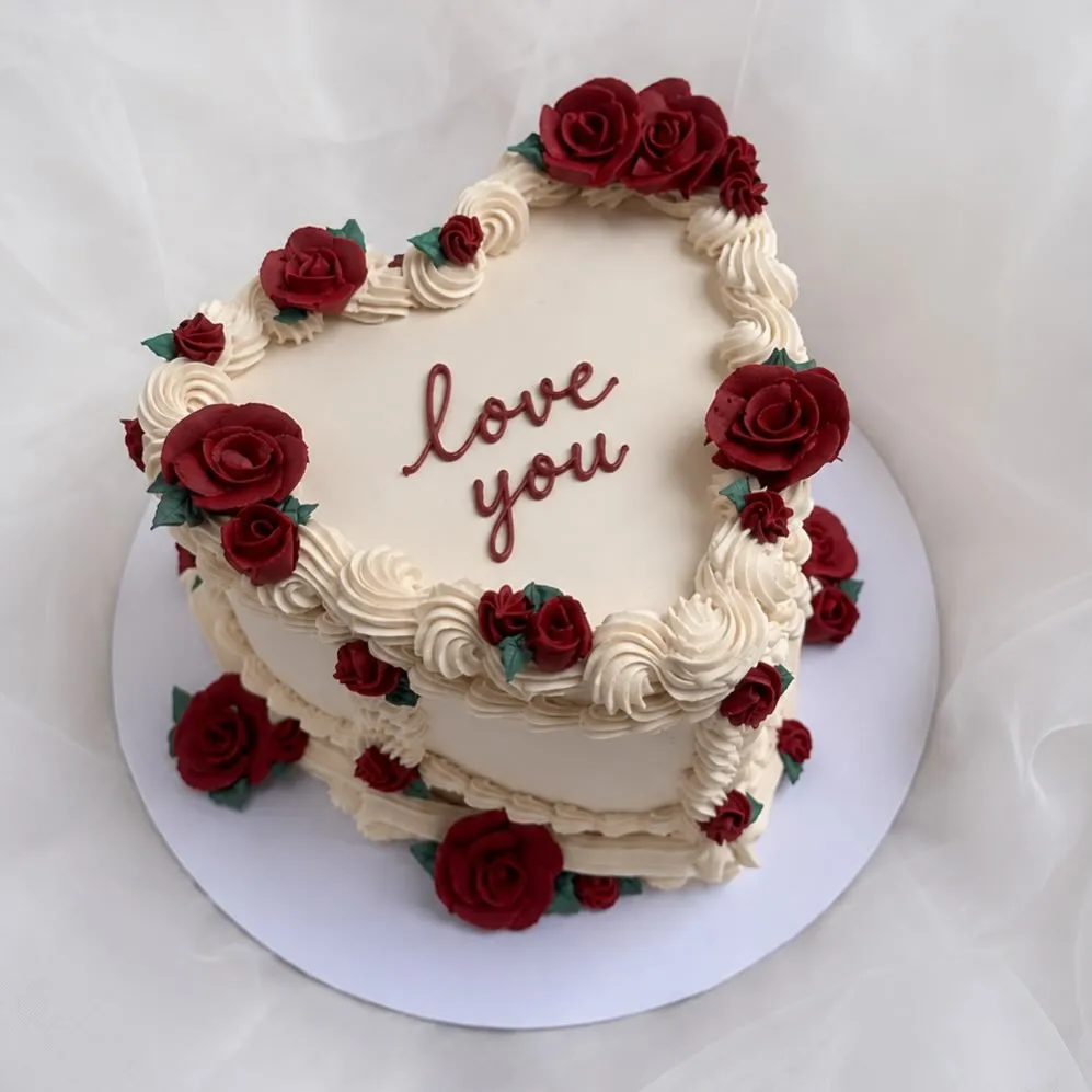 Kalp şeklinde kırmızı gül süslemeli Love You pastası