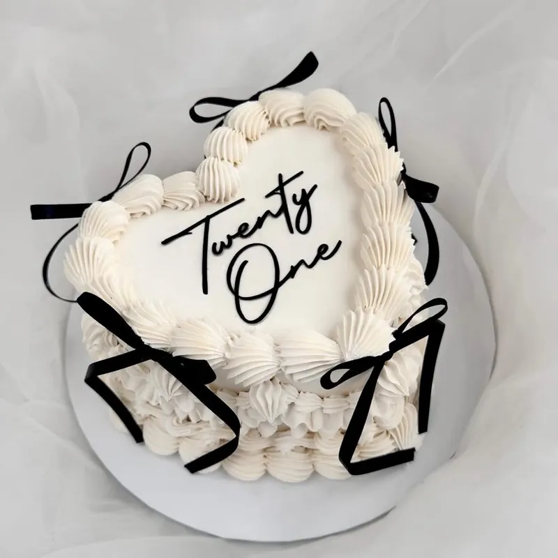 Siyah sade tasarımlı Twenty One pastası