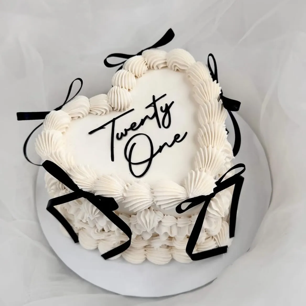 Siyah sade tasarımlı Twenty One pastası