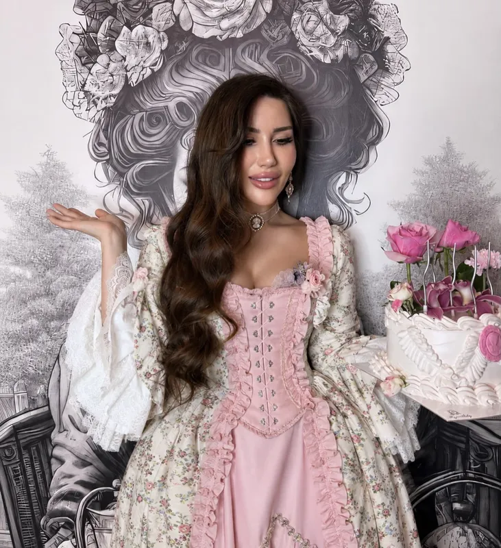 Mine Özkurt pembe vintage elbisesiyle çiçekler arasında